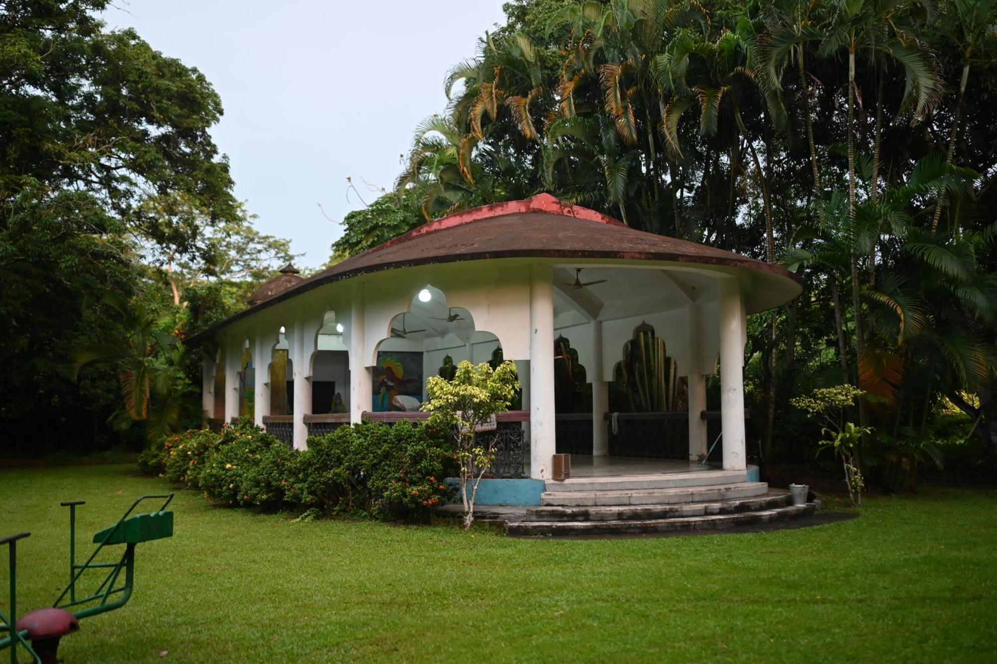 Thengal Manor Hotel Jorhāt Екстериор снимка
