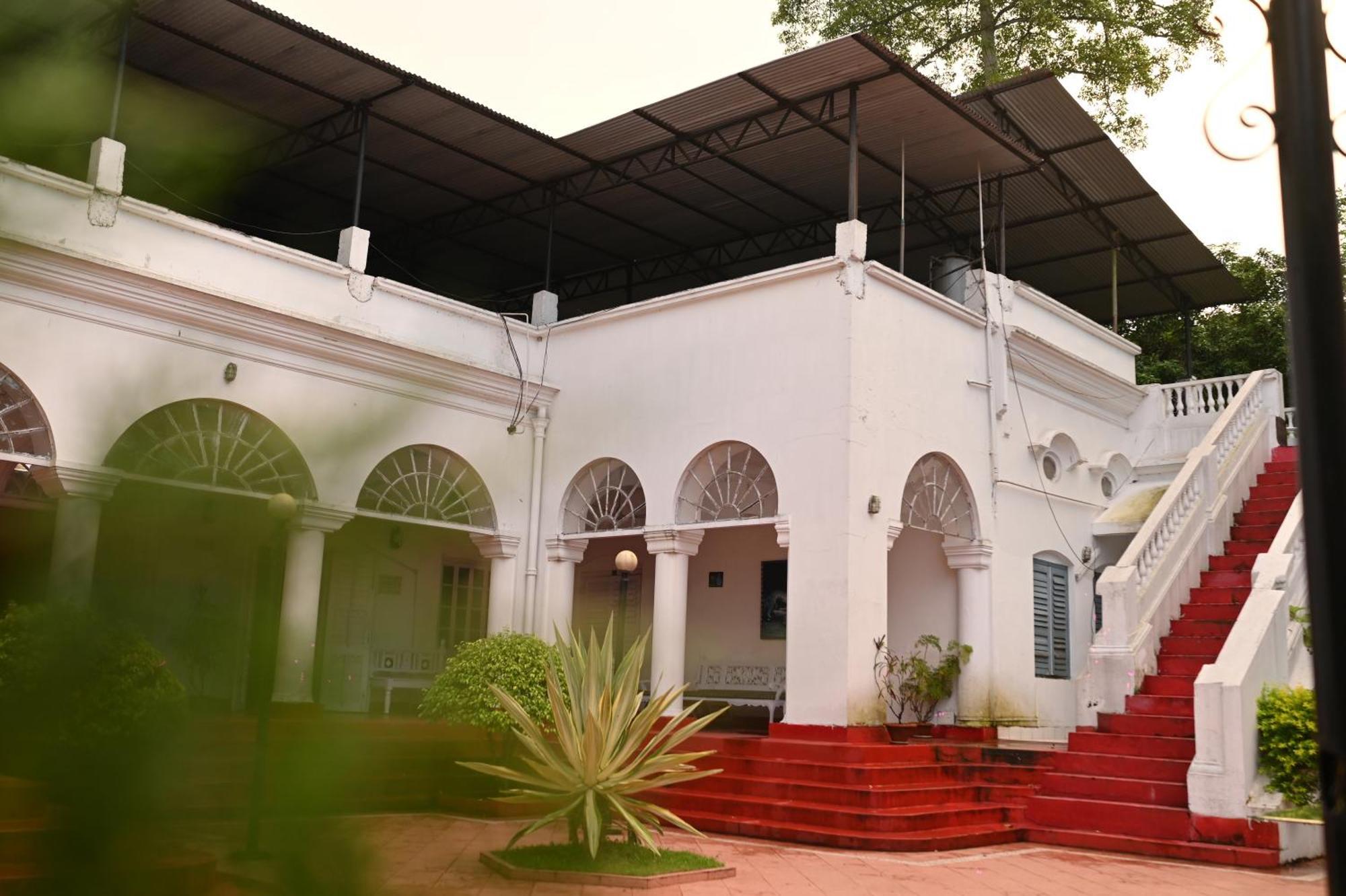 Thengal Manor Hotel Jorhāt Екстериор снимка