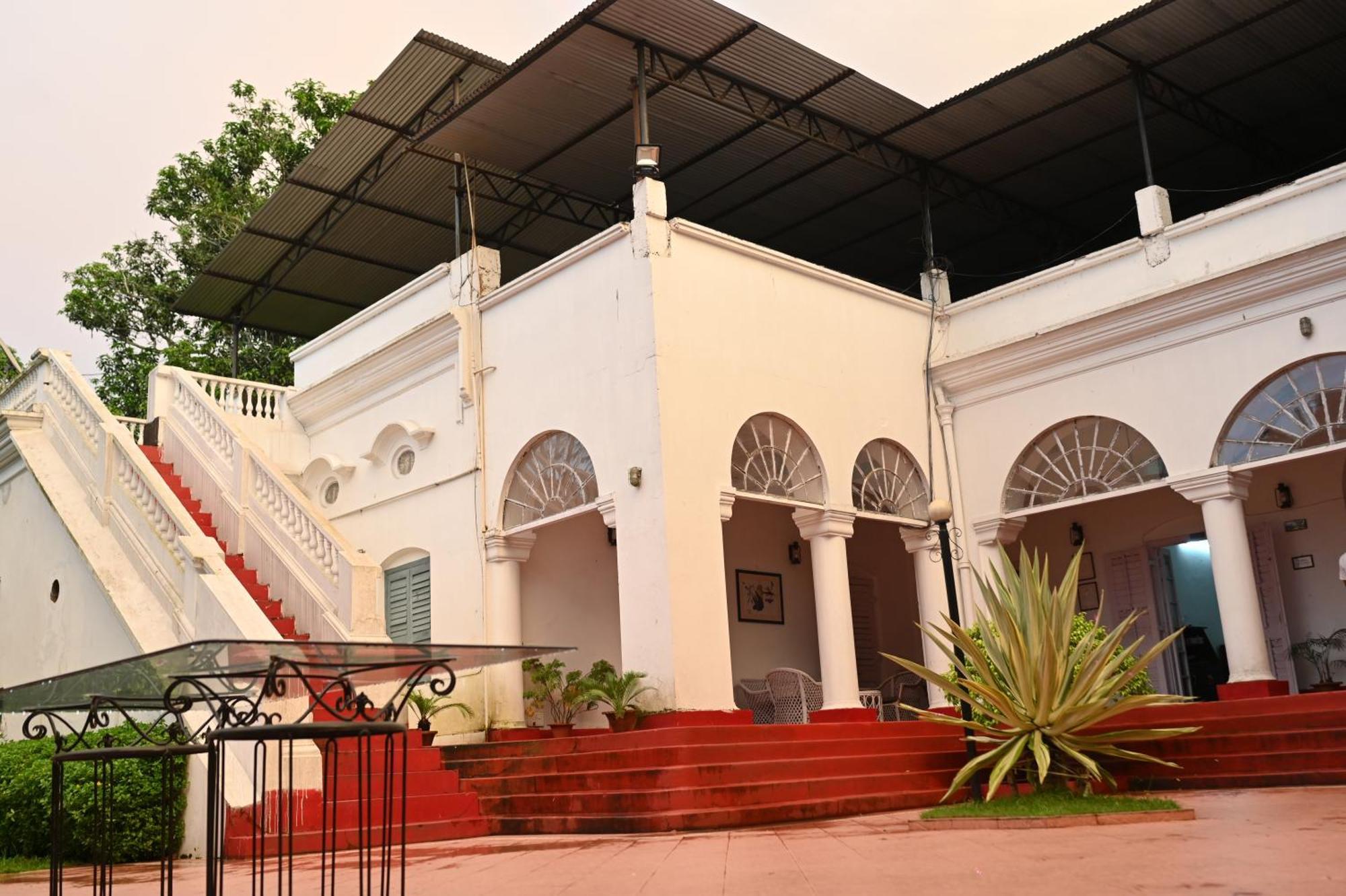 Thengal Manor Hotel Jorhāt Екстериор снимка