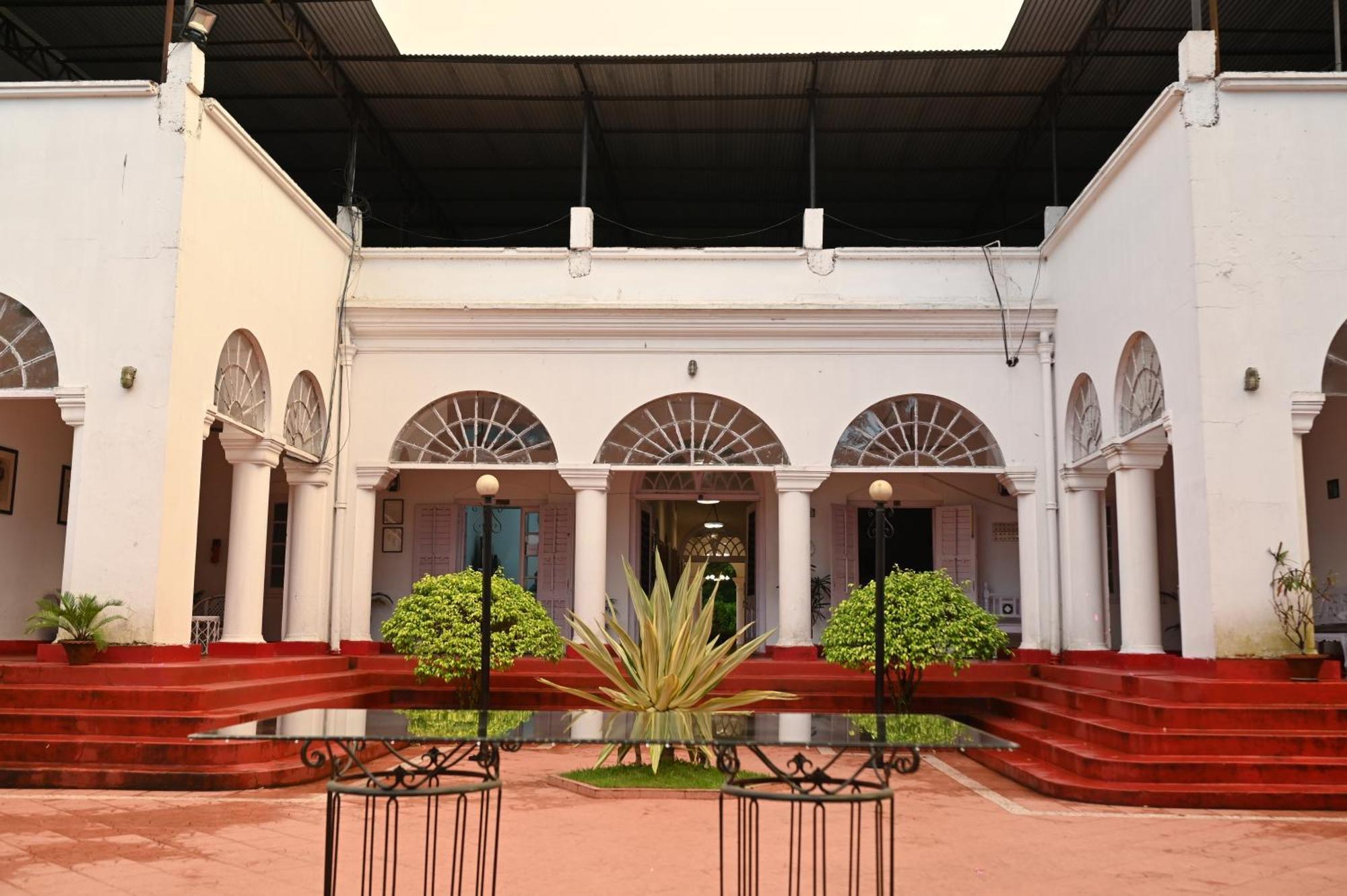 Thengal Manor Hotel Jorhāt Екстериор снимка