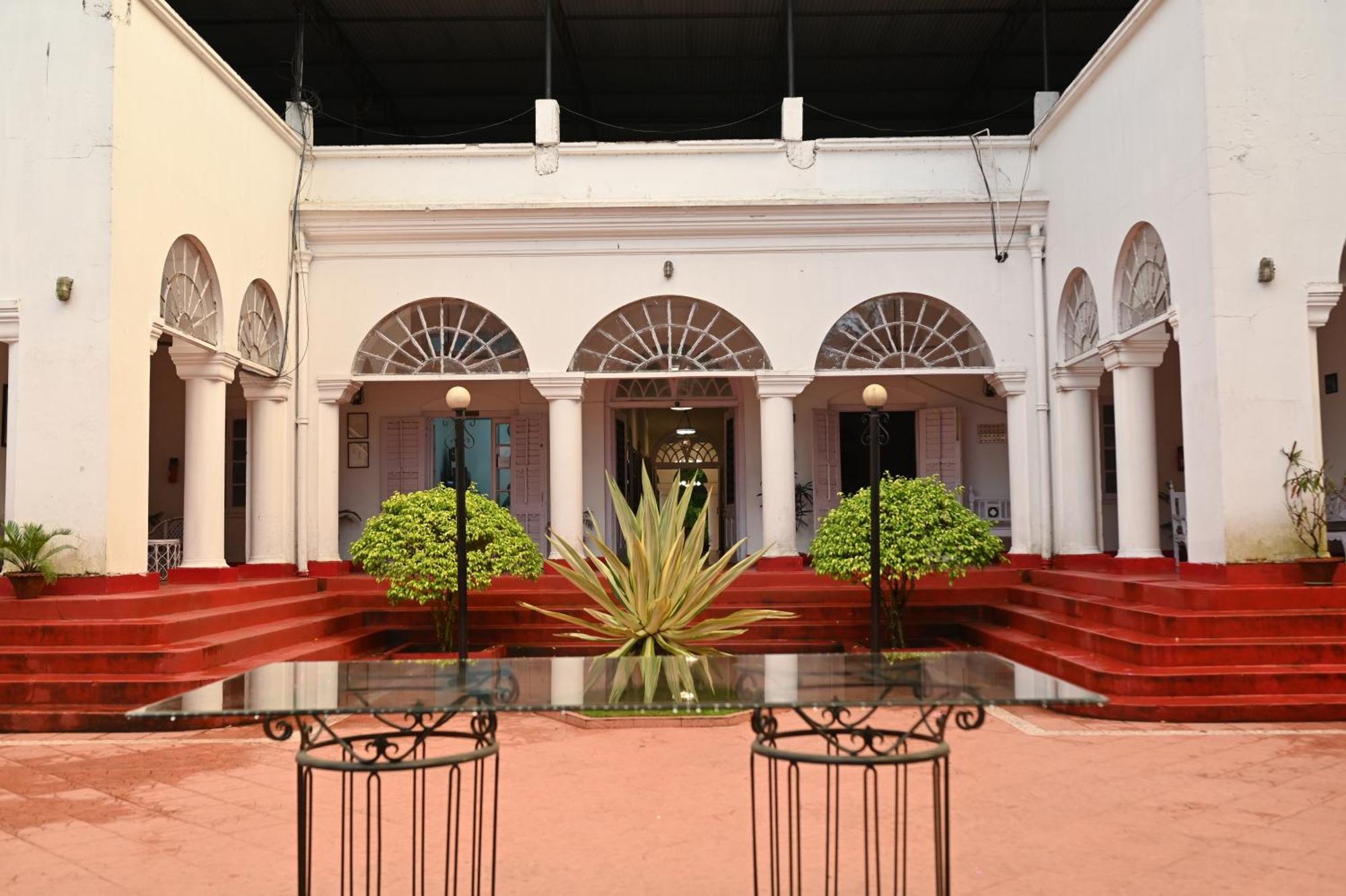 Thengal Manor Hotel Jorhāt Екстериор снимка