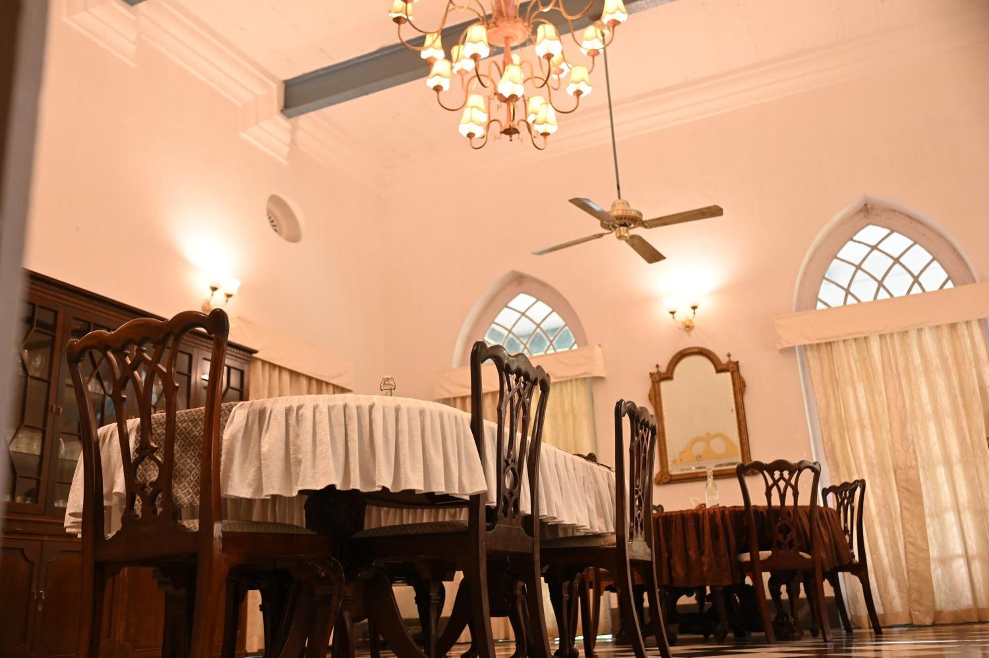 Thengal Manor Hotel Jorhāt Екстериор снимка